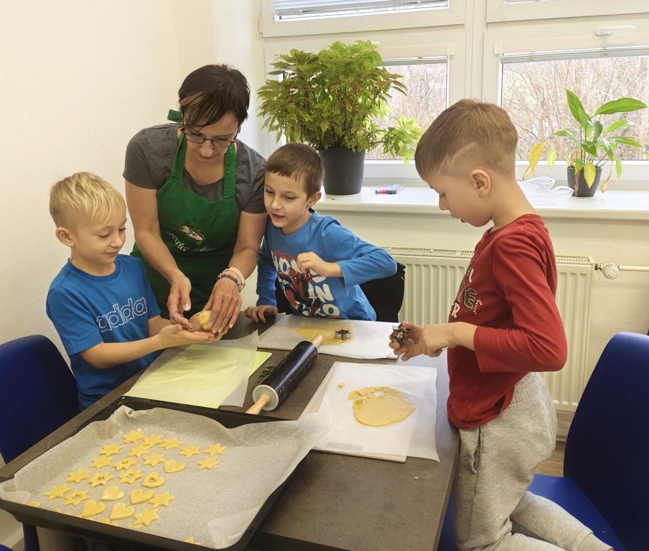 20. 11. Prvňáčci pekli linecké cukroví - 2