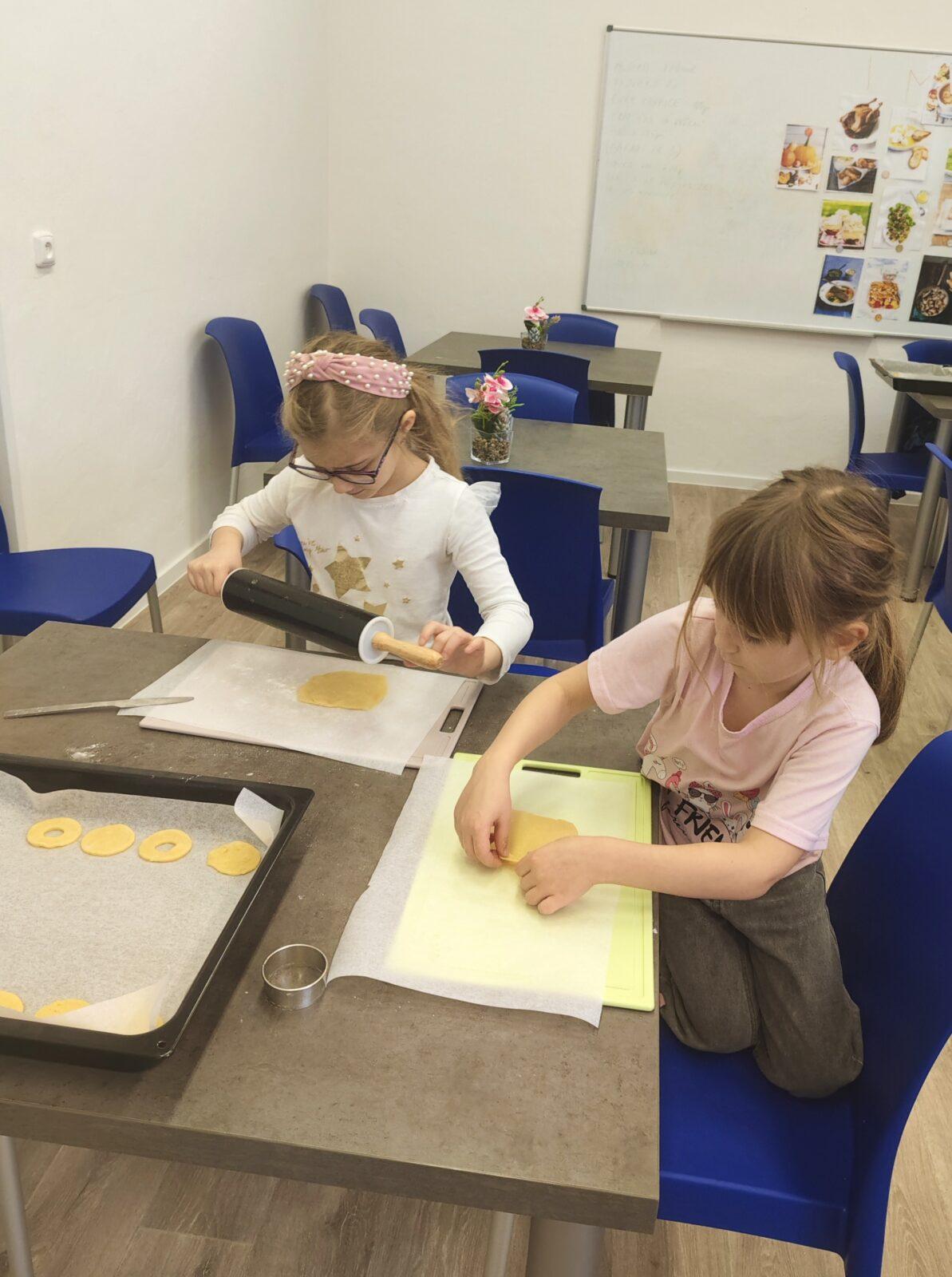 20. 11. Prvňáčci pekli linecké cukroví - 4