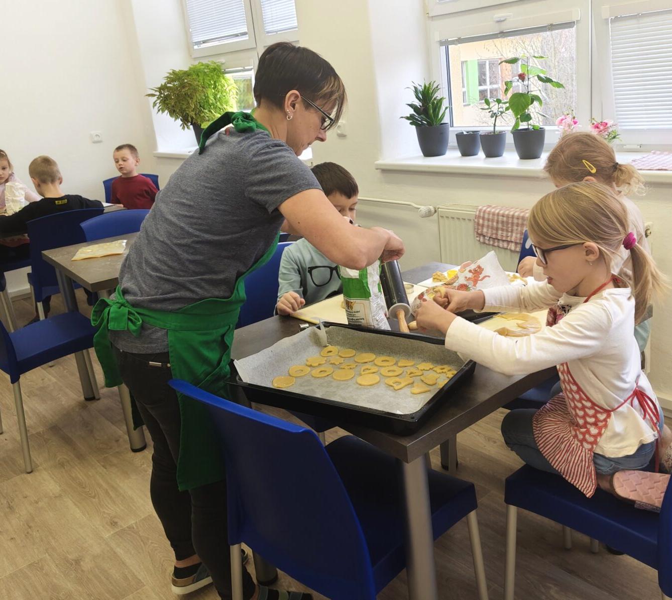 20. 11. Prvňáčci pekli linecké cukroví - 6