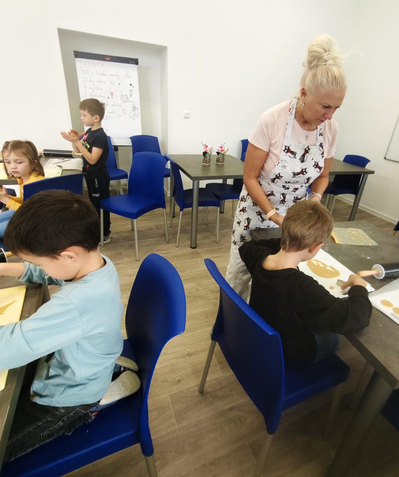 20. 11. Prvňáčci pekli linecké cukroví - 12