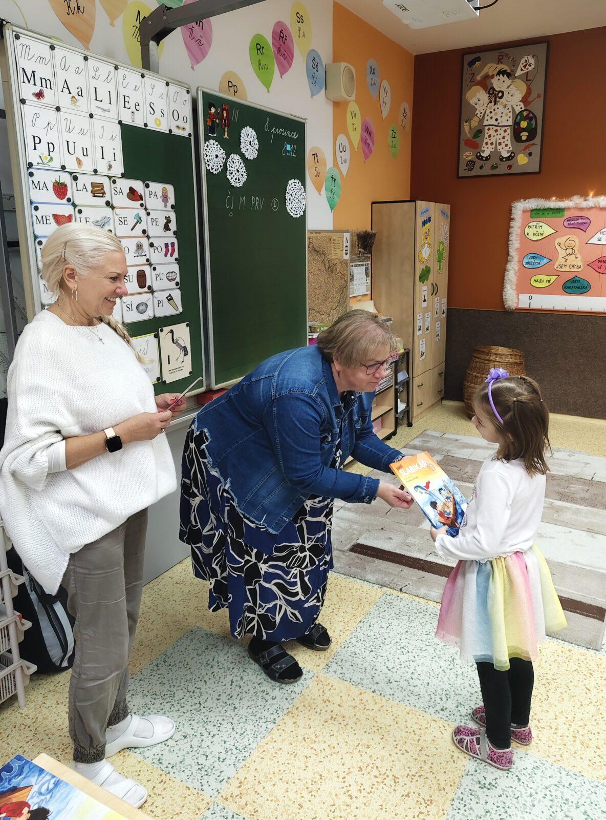 8. 12. Slavnostní předávání Slabikářů v 1. třídě - 8