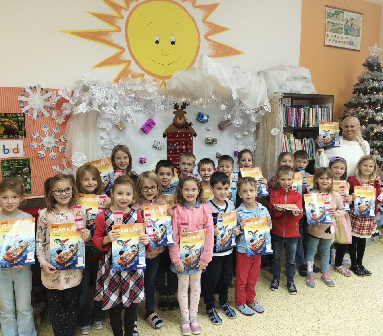 8. 12. Slavnostní předávání Slabikářů v 1. třídě - 12