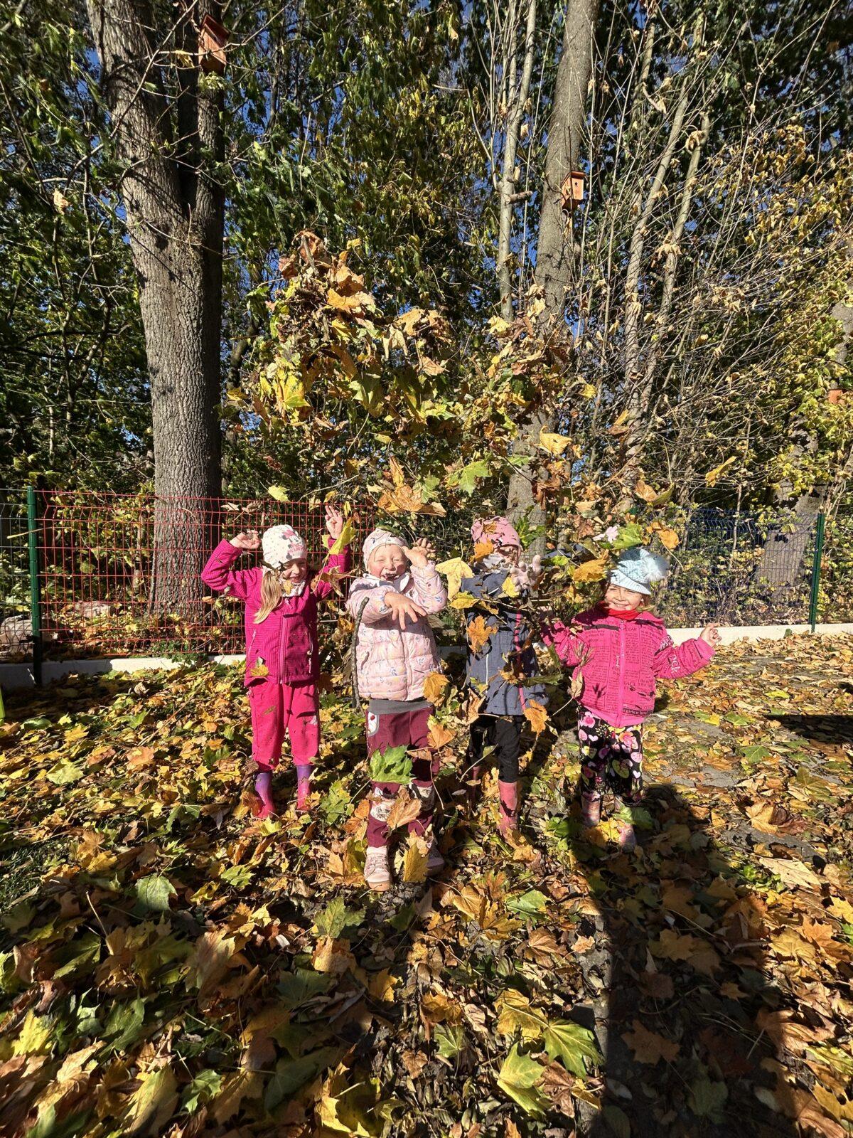 SOVIČKY: LISTÍ ŽLOUTNE POLETUJE - 11