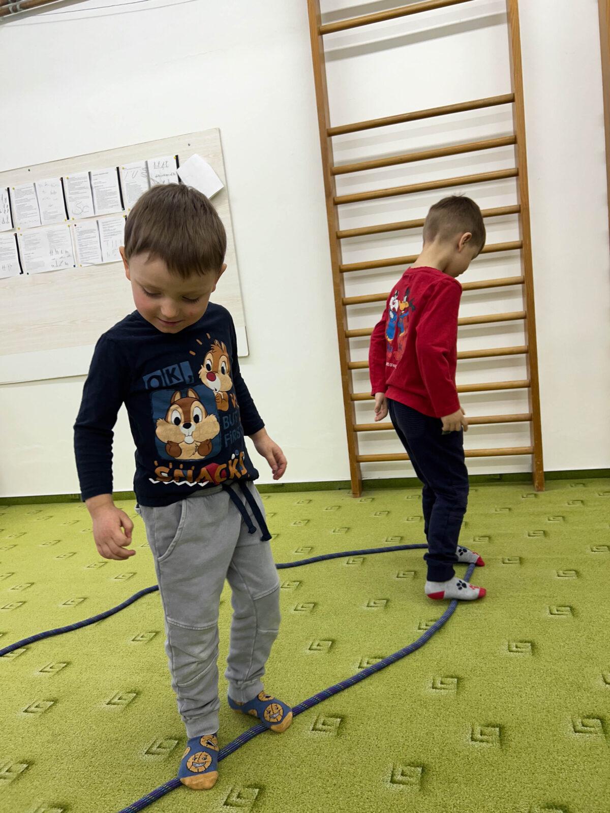 BROUČCI: CVIČÍME V TĚLOCVIČNĚ - 9