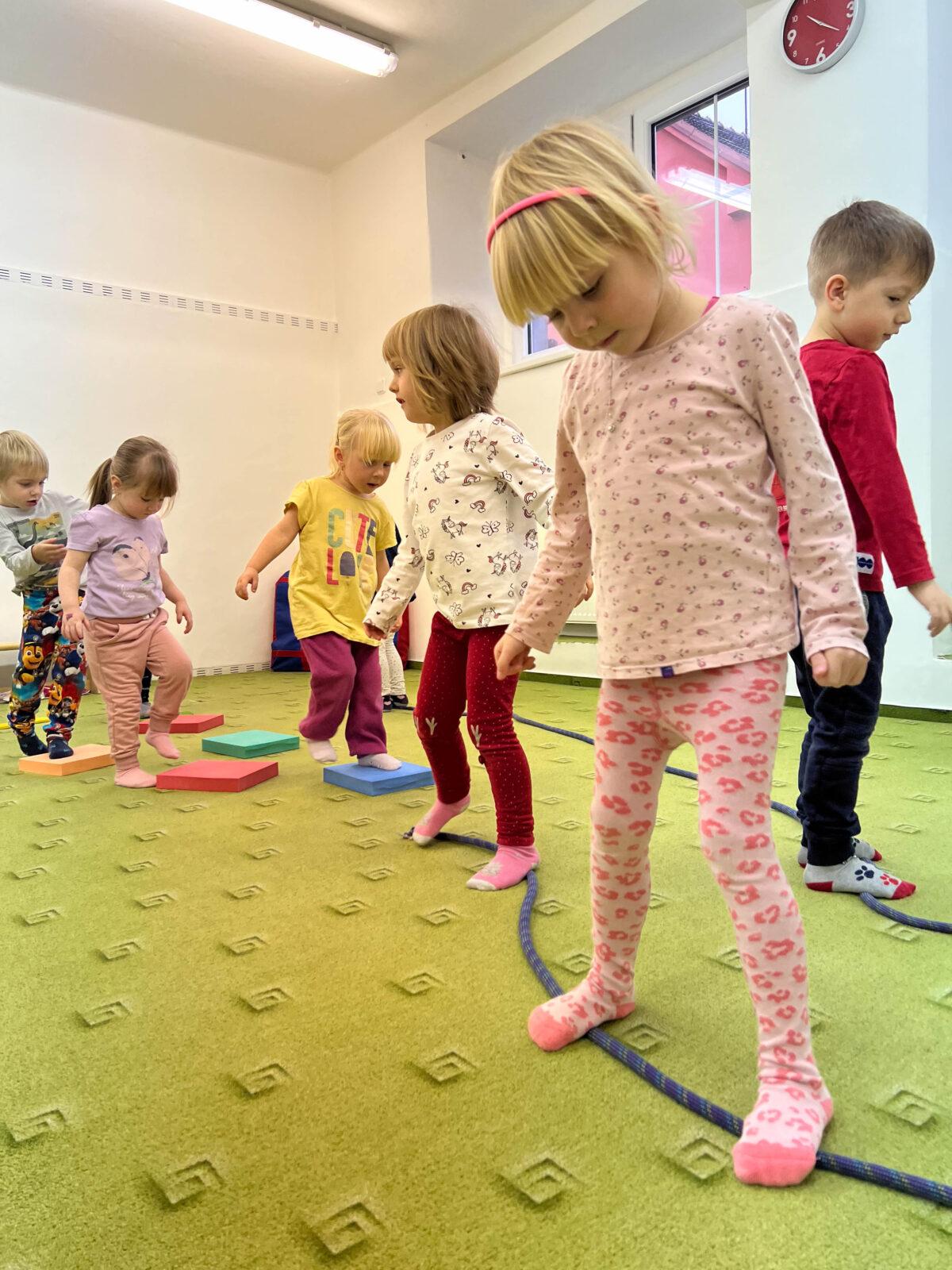 BROUČCI: CVIČÍME V TĚLOCVIČNĚ - 15