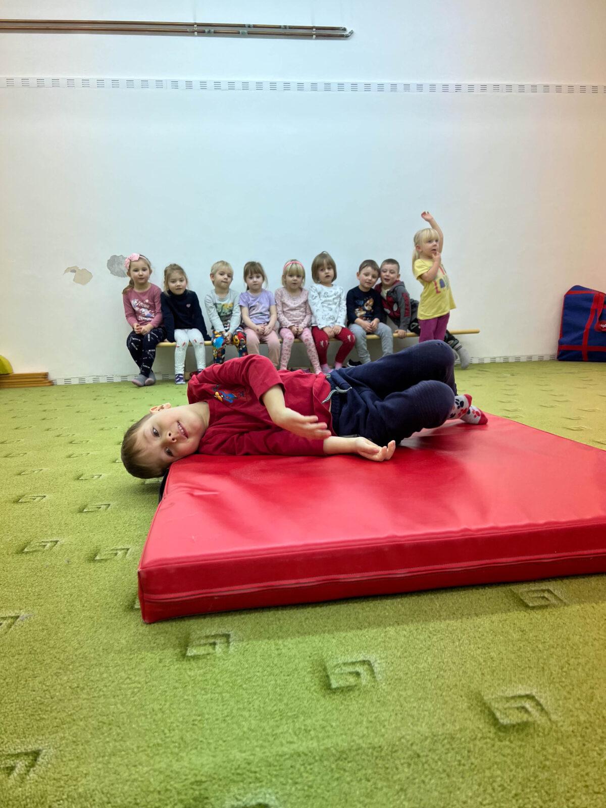 BROUČCI: CVIČÍME V TĚLOCVIČNĚ - 18