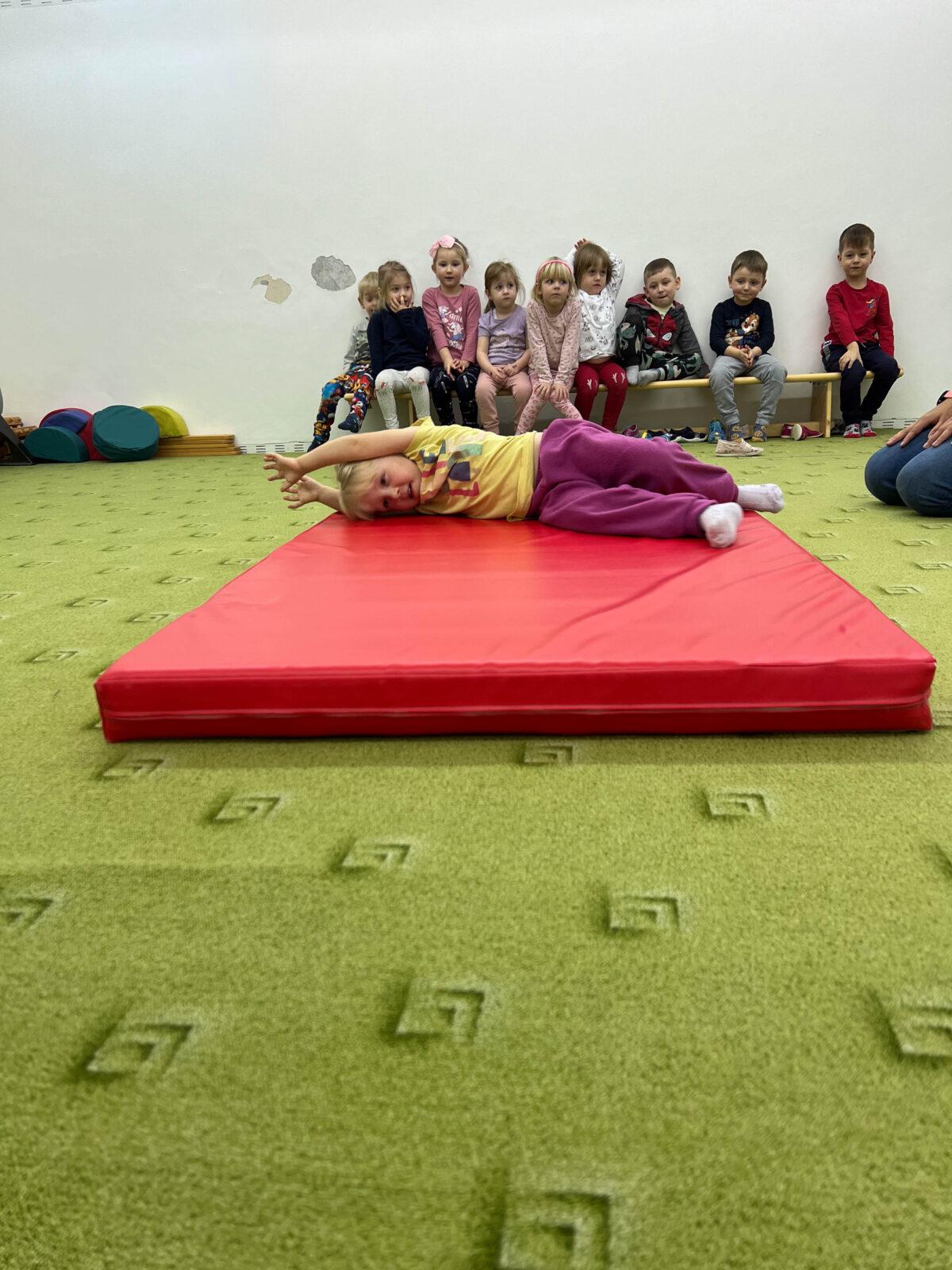 BROUČCI: CVIČÍME V TĚLOCVIČNĚ - 21