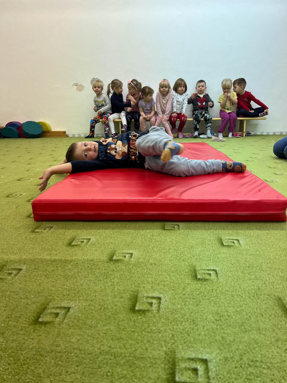 BROUČCI: CVIČÍME V TĚLOCVIČNĚ - 22