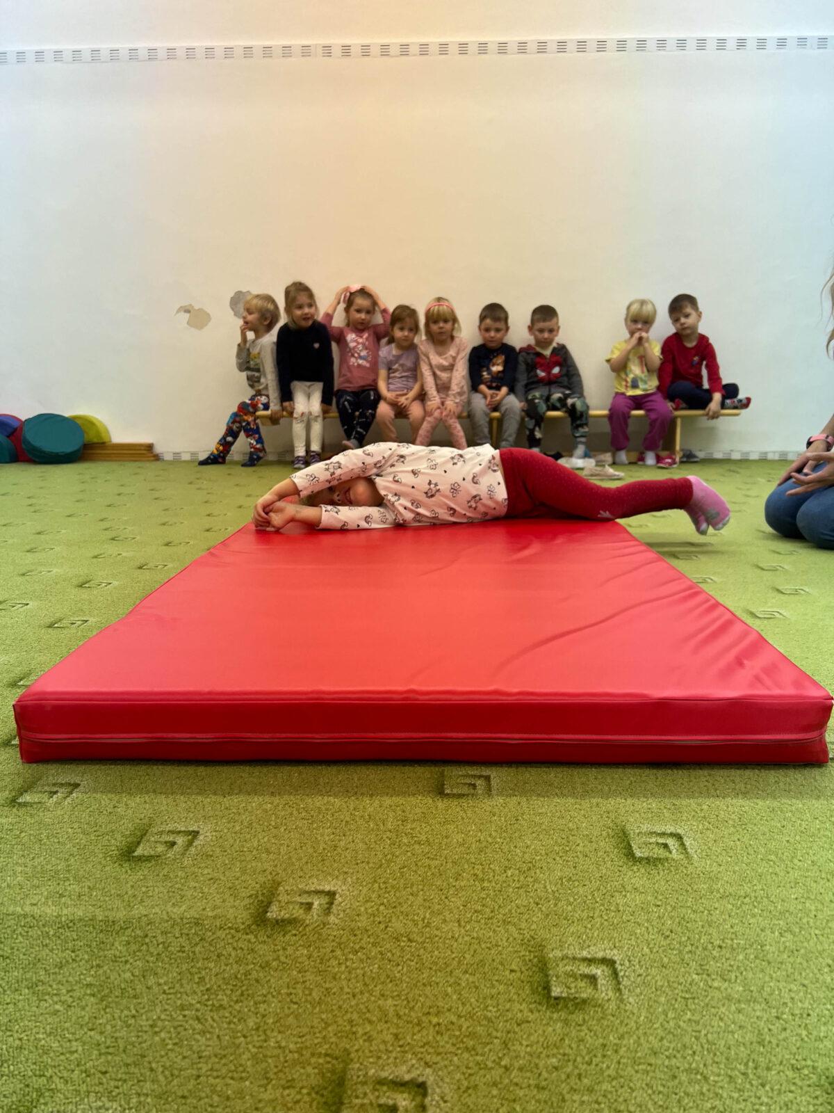 BROUČCI: CVIČÍME V TĚLOCVIČNĚ - 23