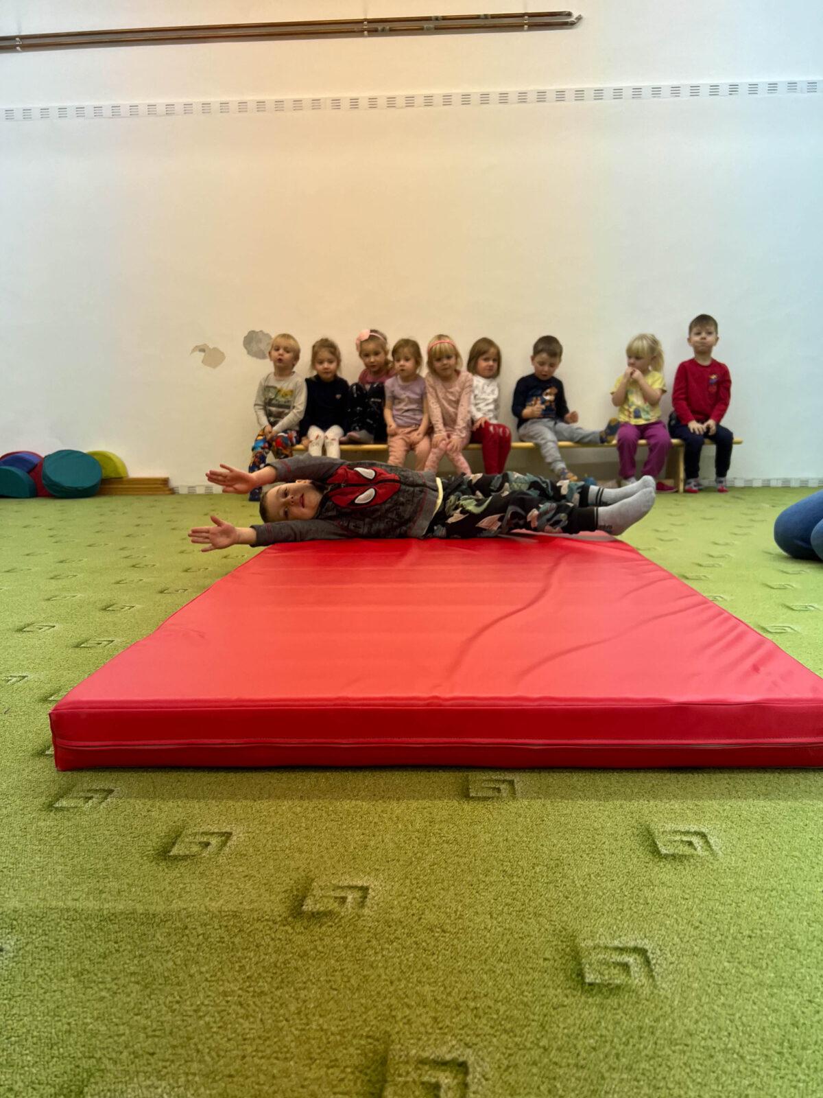 BROUČCI: CVIČÍME V TĚLOCVIČNĚ - 24