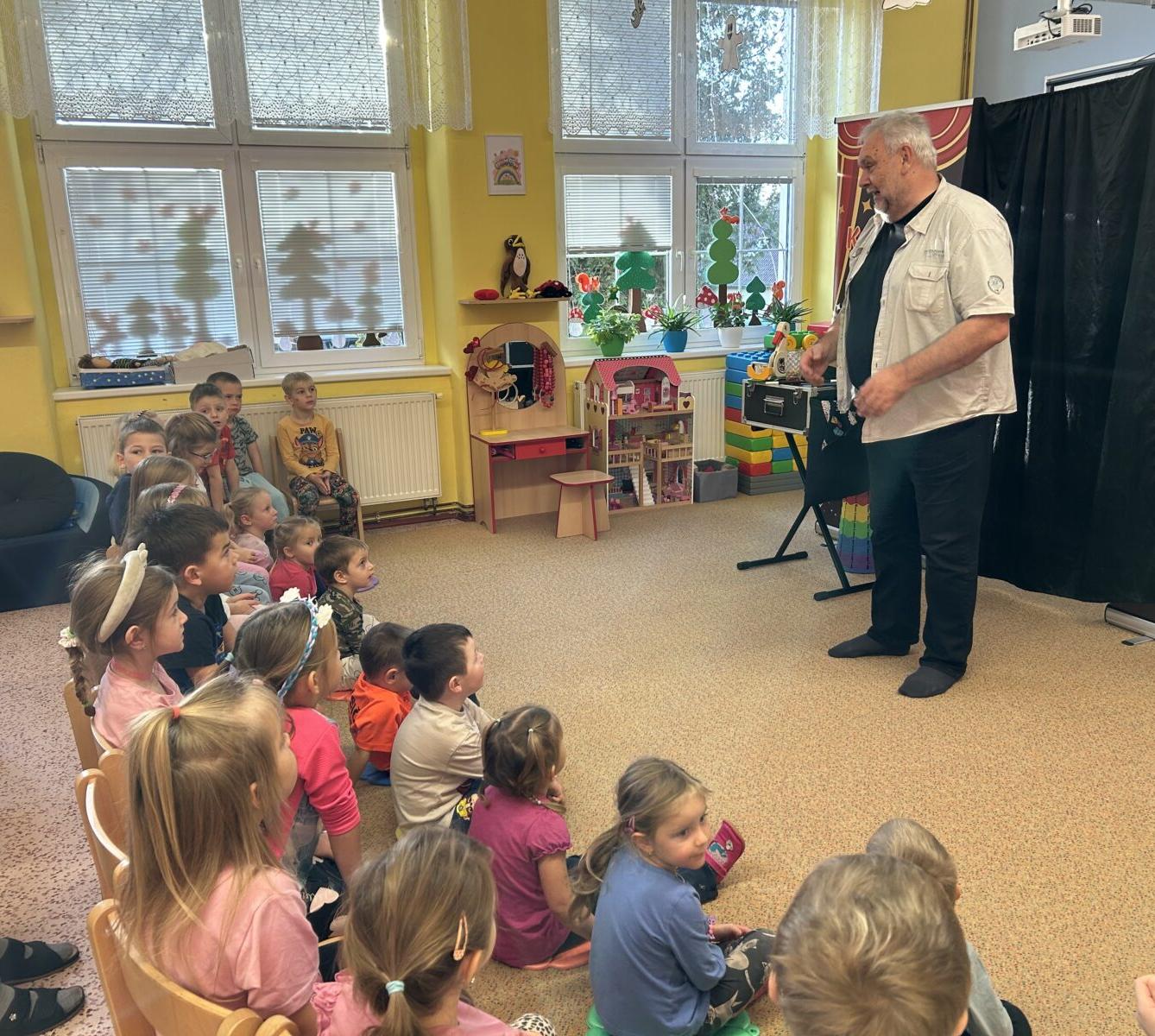 PŘIJEL K NÁM KOUZELNÍK - 1