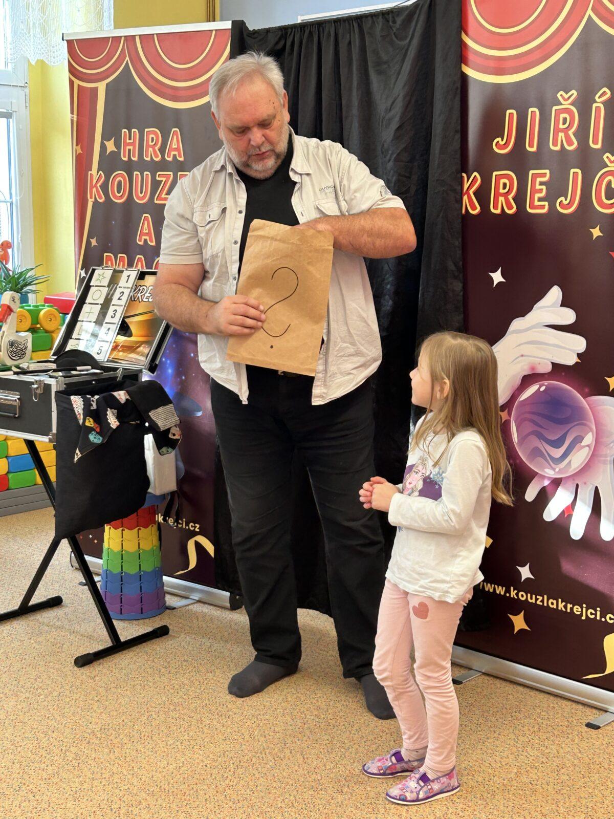 PŘIJEL K NÁM KOUZELNÍK - 8