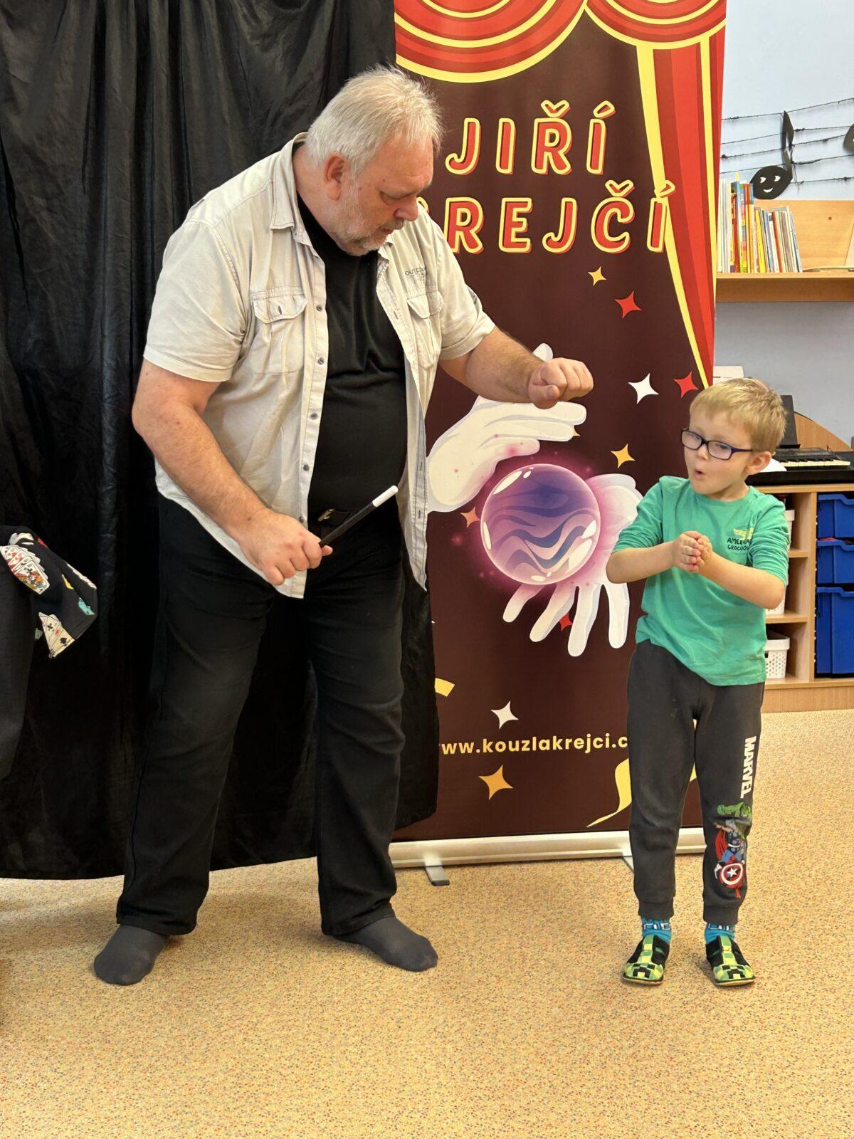 PŘIJEL K NÁM KOUZELNÍK - 17