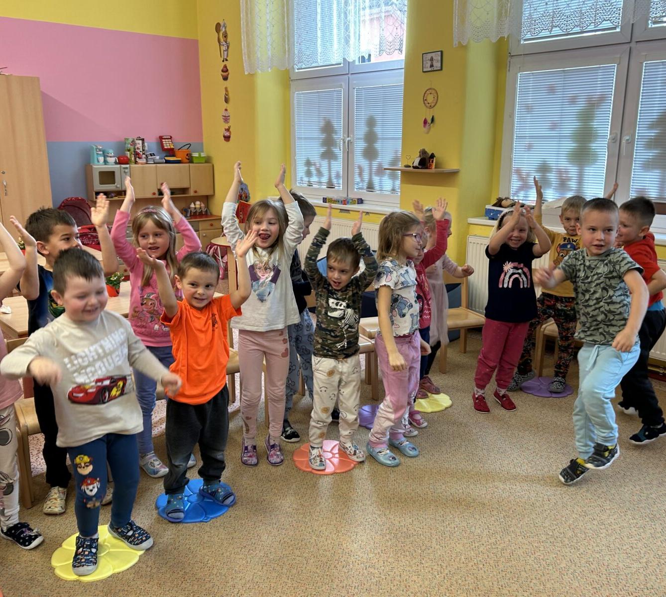 PŘIJEL K NÁM KOUZELNÍK - 25