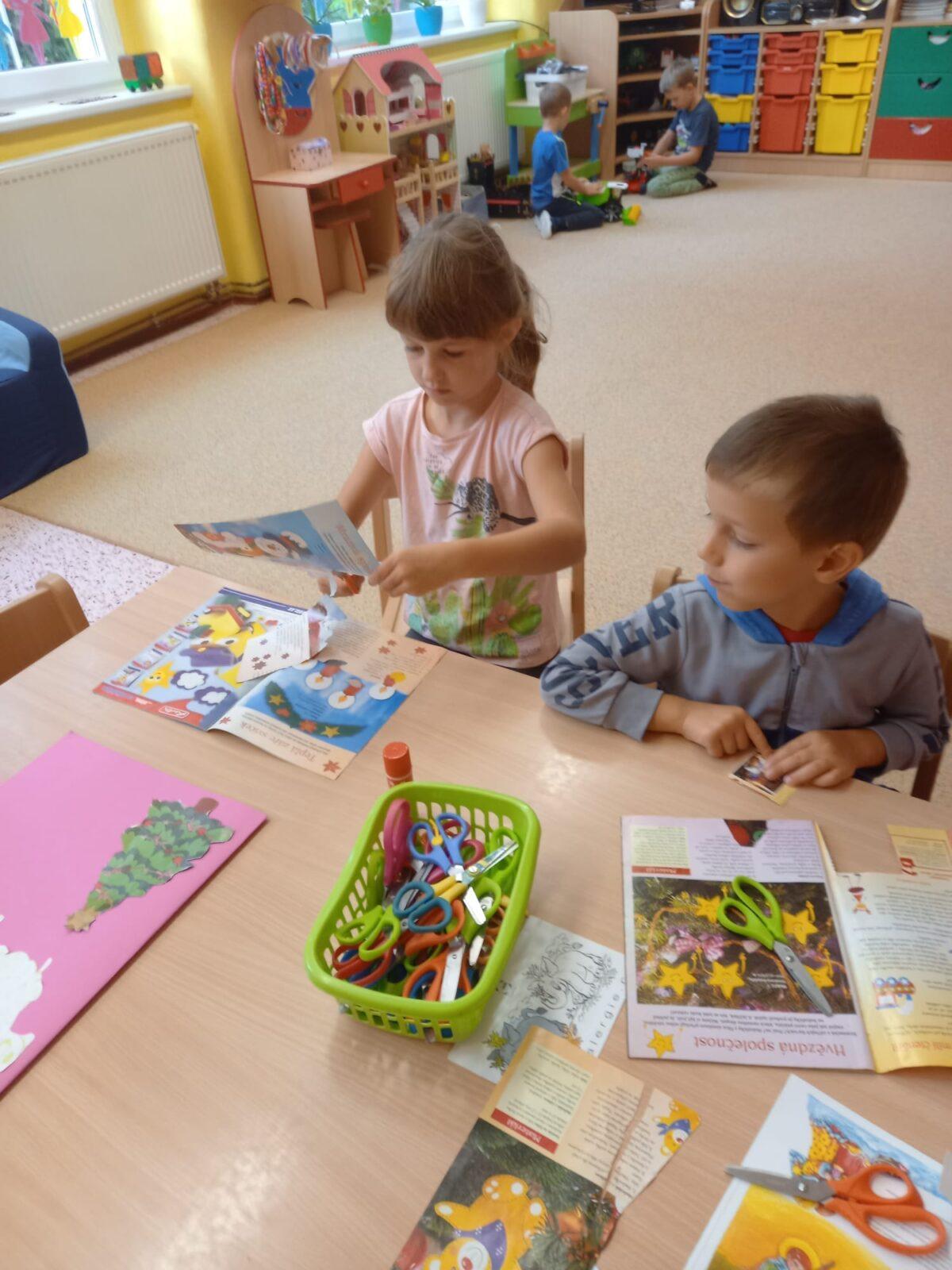 Sovičky - první dny ve školce:-) "vyrábíme si desky na obrázky" :-) - 5