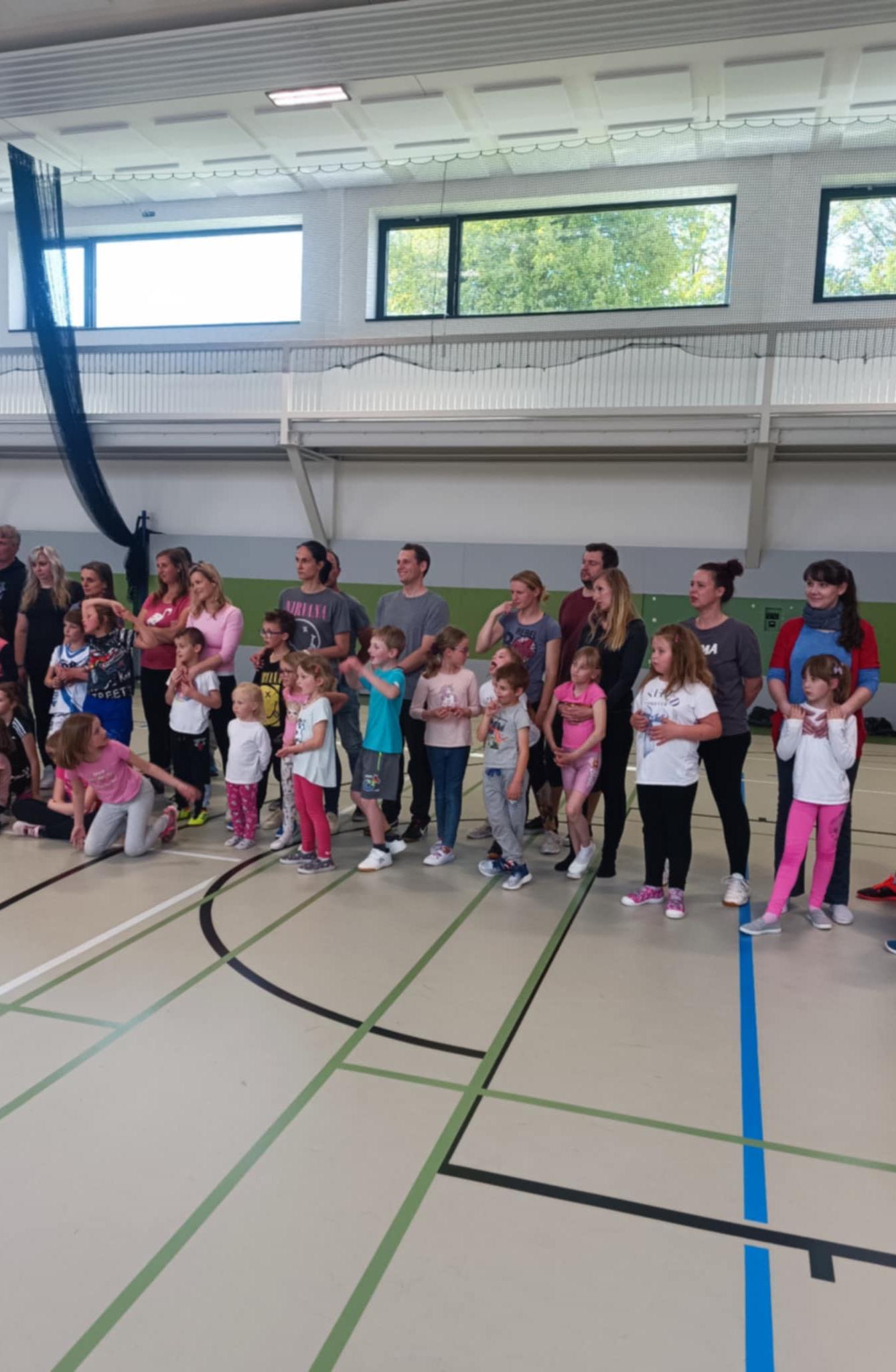 Družinka a děti s rodiči**"sportovní odpoledne" - 53