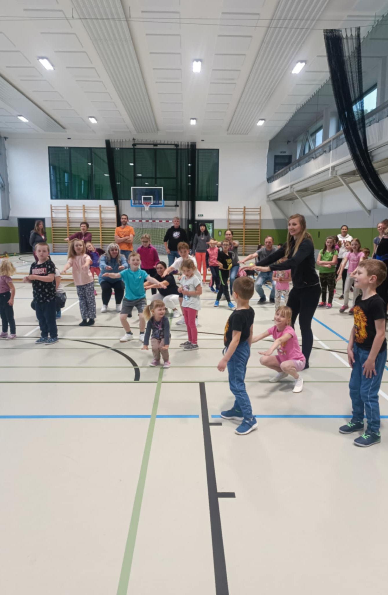 Družinka a děti s rodiči**"sportovní odpoledne" - 54