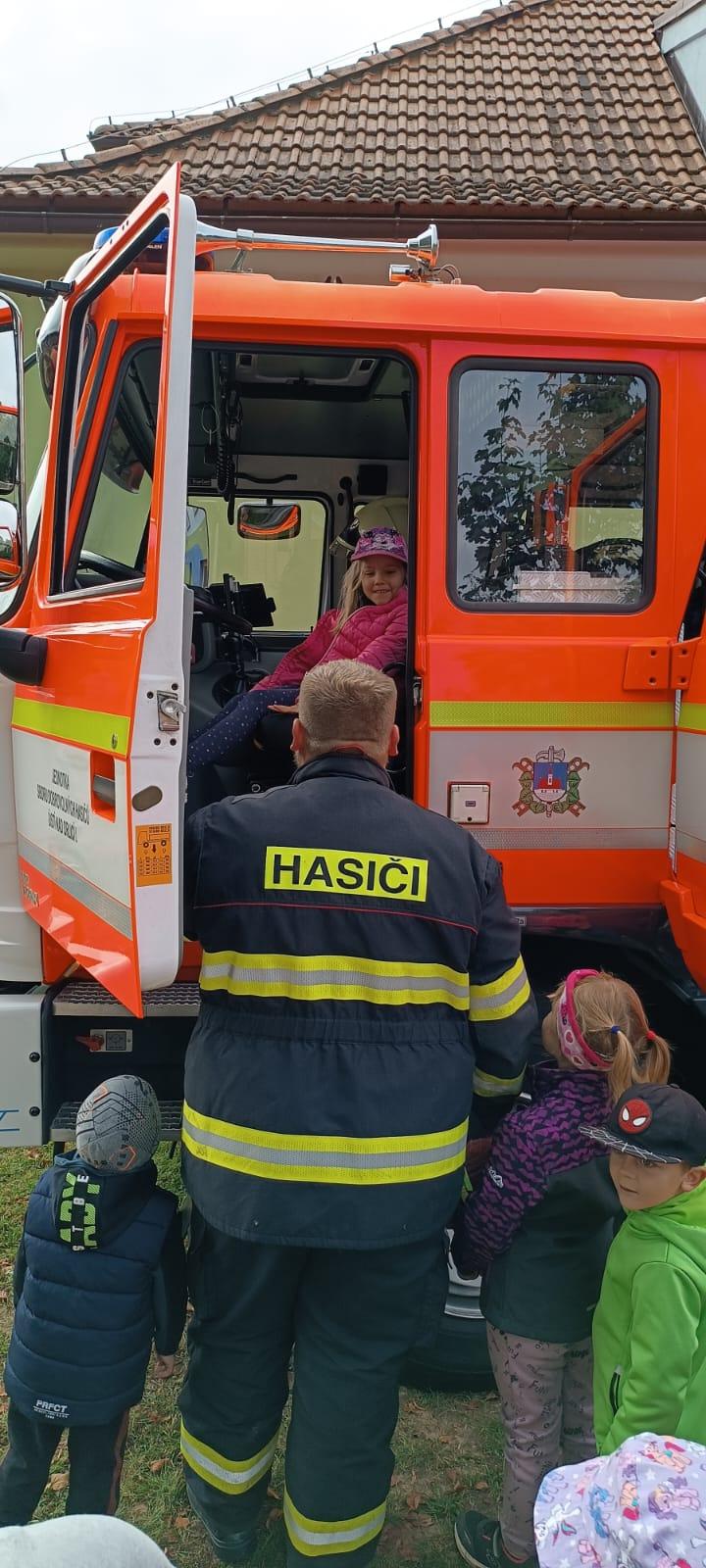 Návštěva dobrovolných hasičů v naší školce... - 29