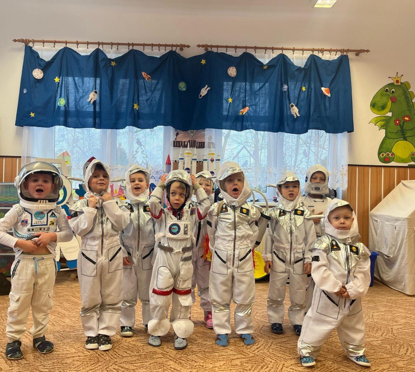 karneval na téma vesmír + přehlídka raket - 46