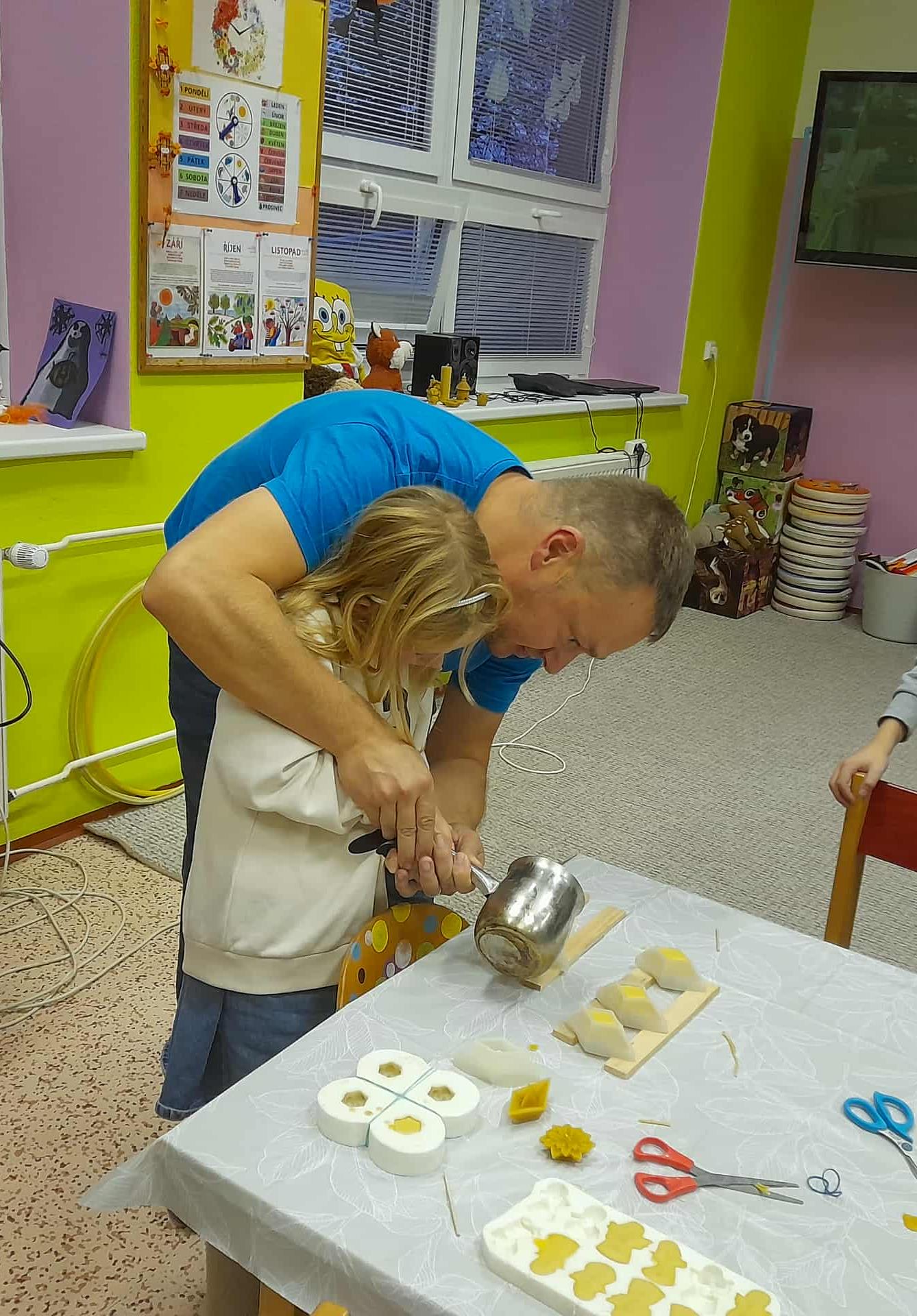 VÝROBA SVÍČEK - DRUŽINKY 1.a 2. oddělení - 40