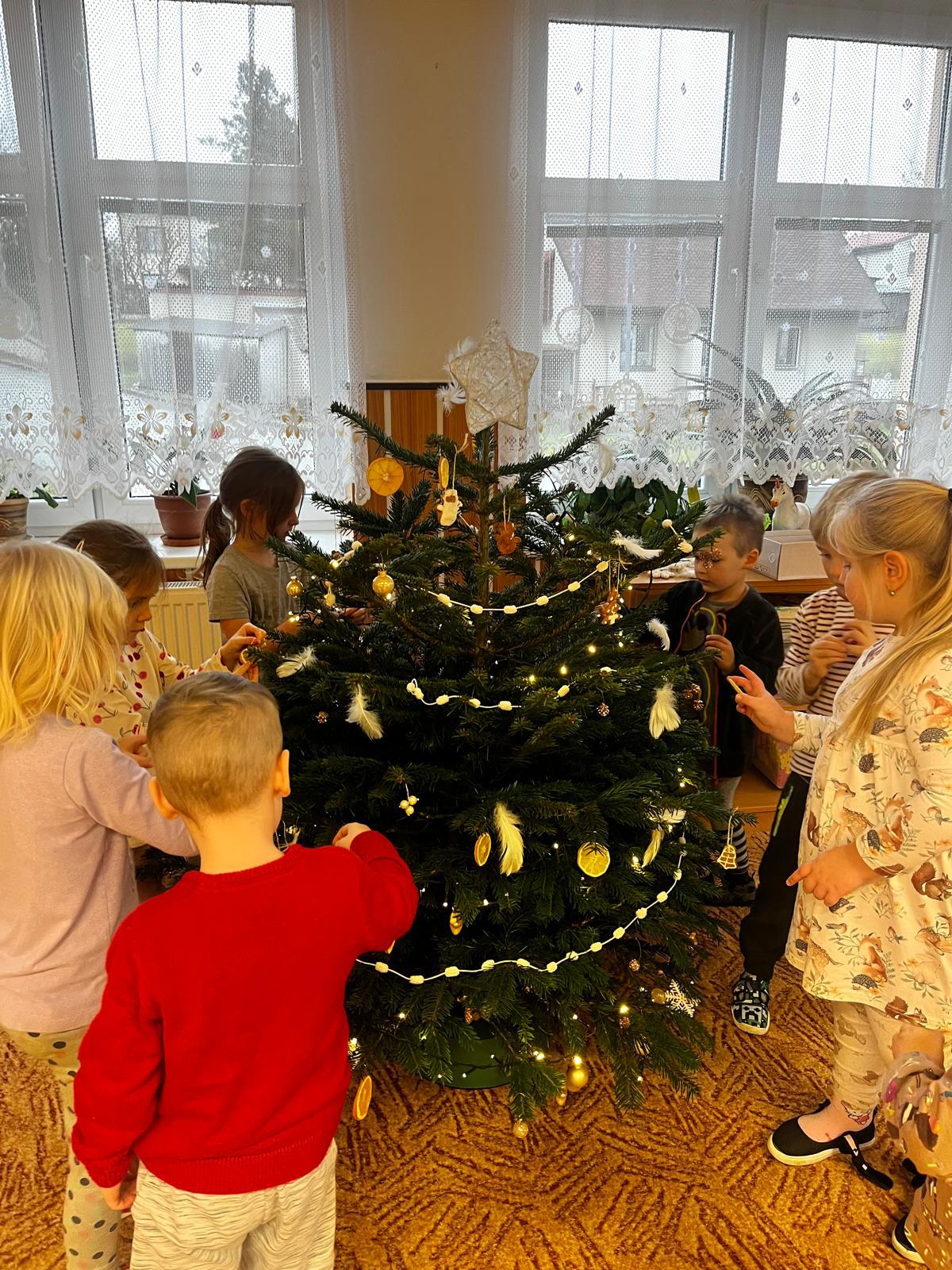 zdobení vánočního stromečku - 12