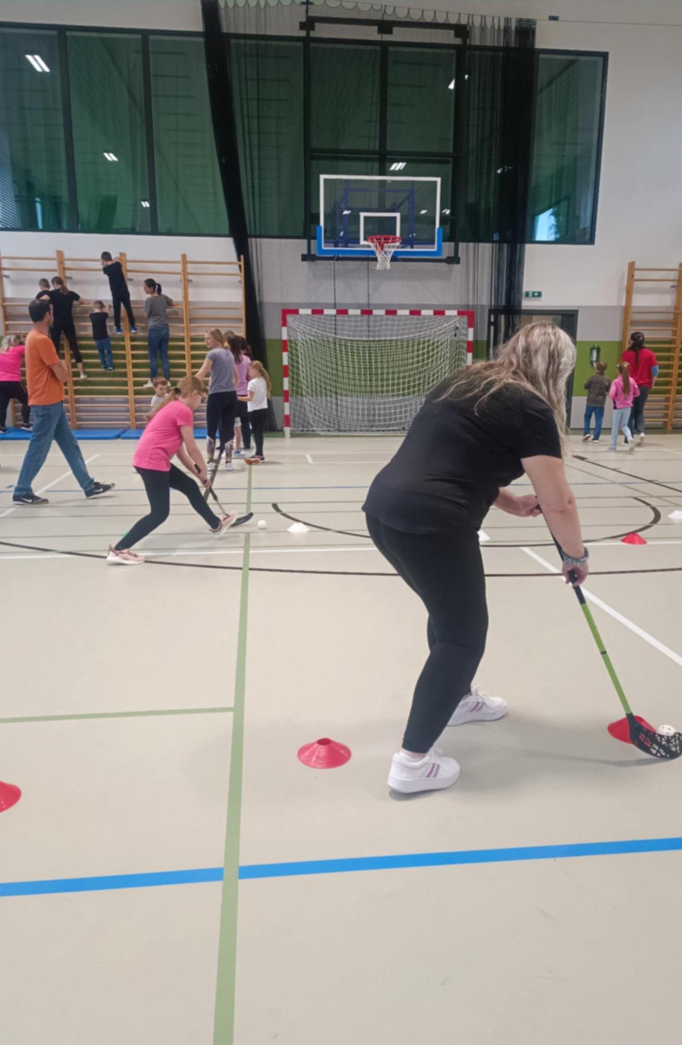 Družinka a děti s rodiči**"sportovní odpoledne" - 64