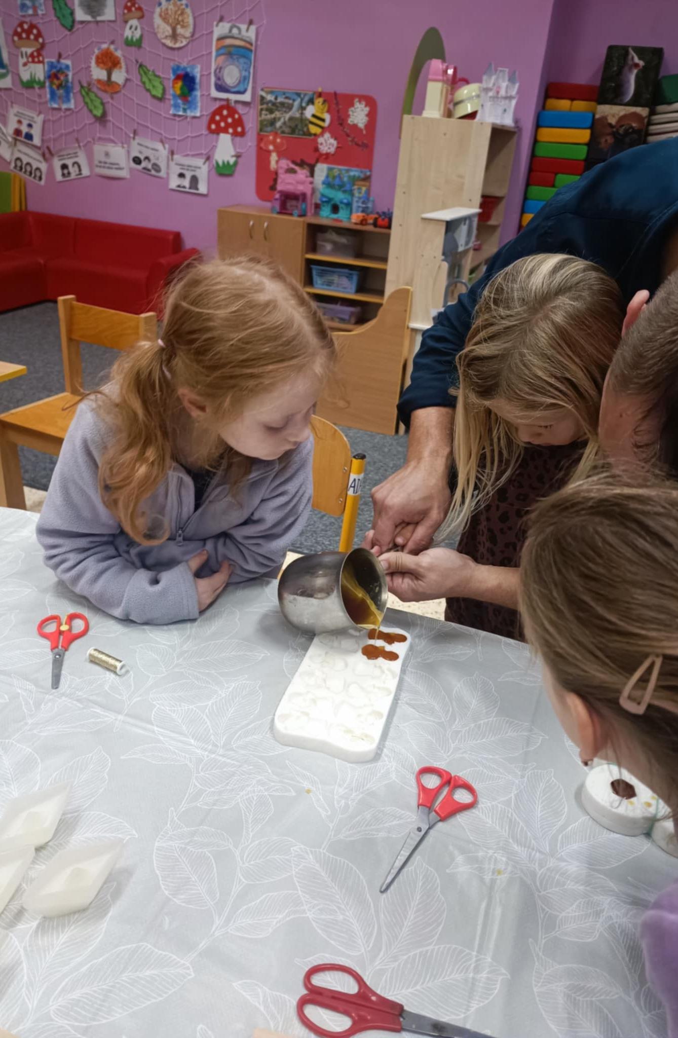 VÝROBA SVÍČEK - DRUŽINKY 1.a 2. oddělení - 43