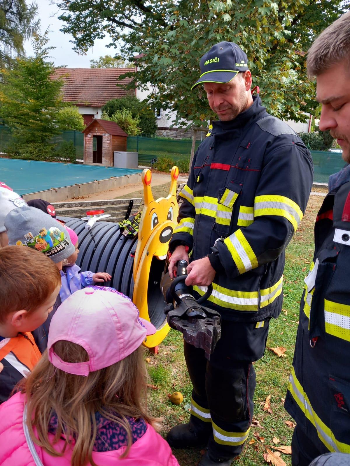Návštěva dobrovolných hasičů v naší školce... - 38