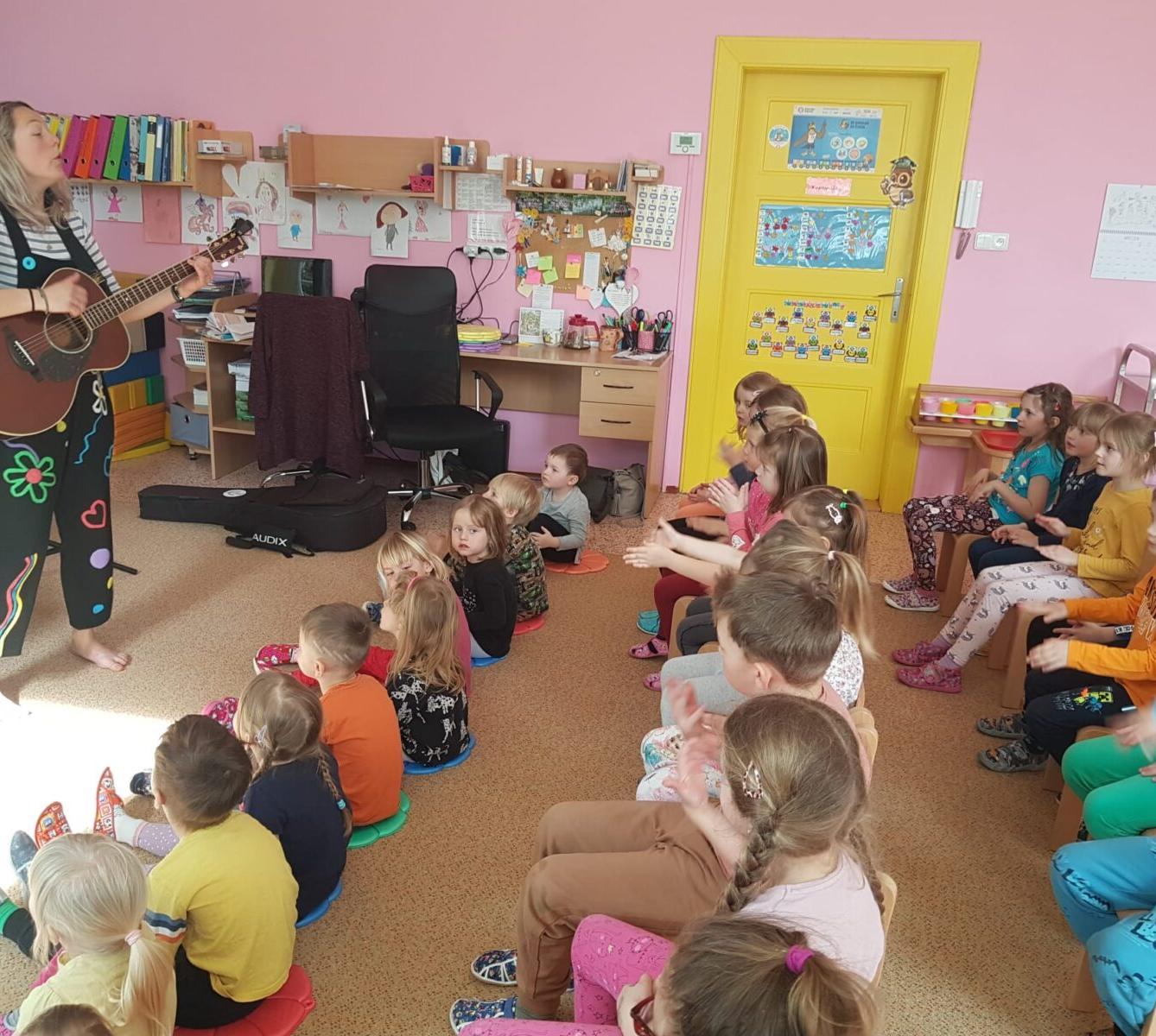 divadlo u dvou sluncí: ,,ESKYMÁCKÁ POHÁDKA" - 10