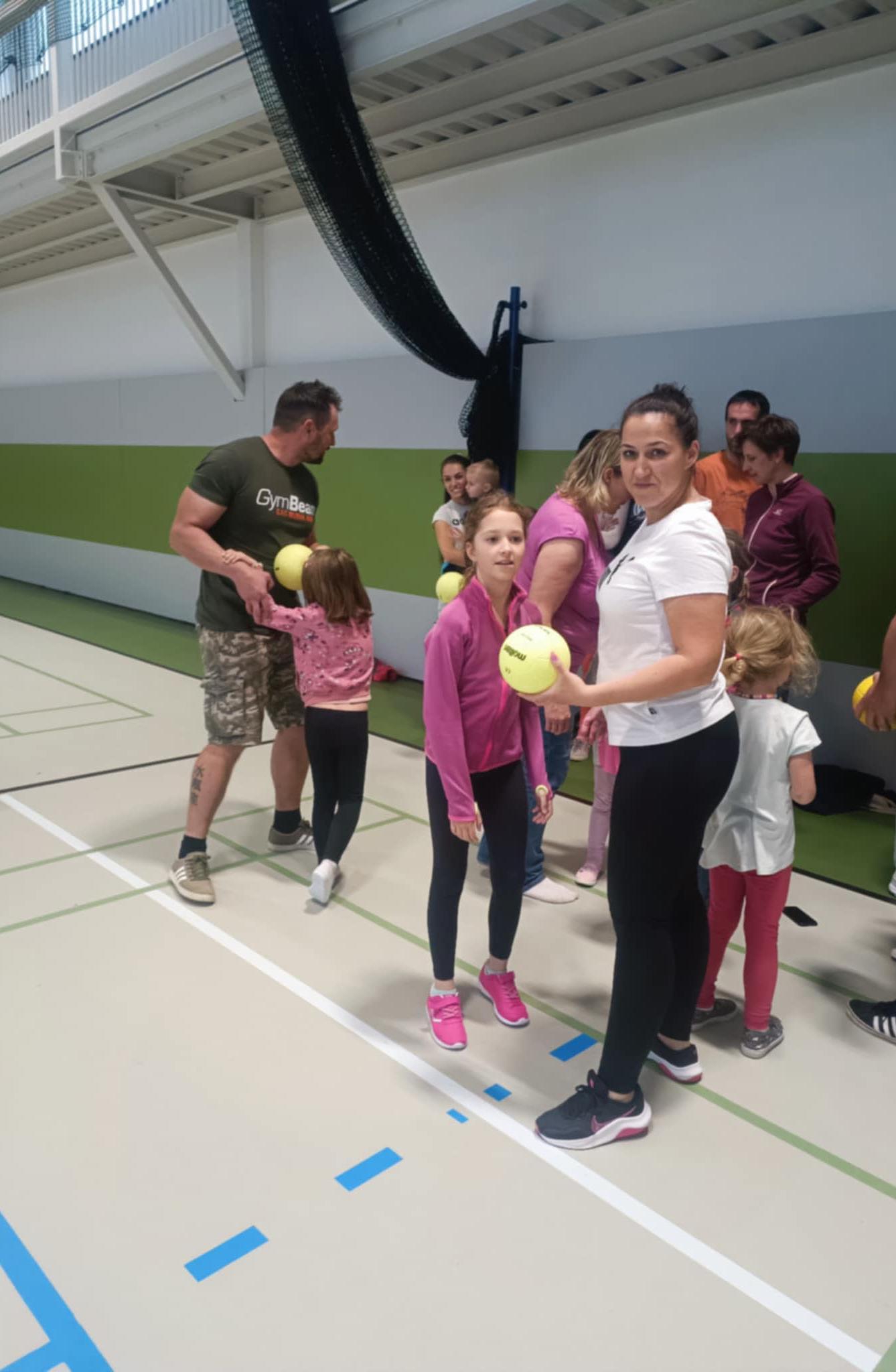 Družinka a děti s rodiči**"sportovní odpoledne" - 70