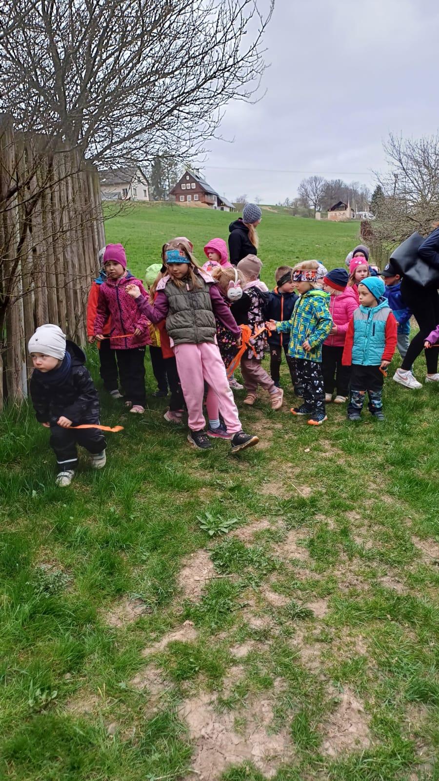 velikonoční stezka+ hledání vajíček na zahradě - 24