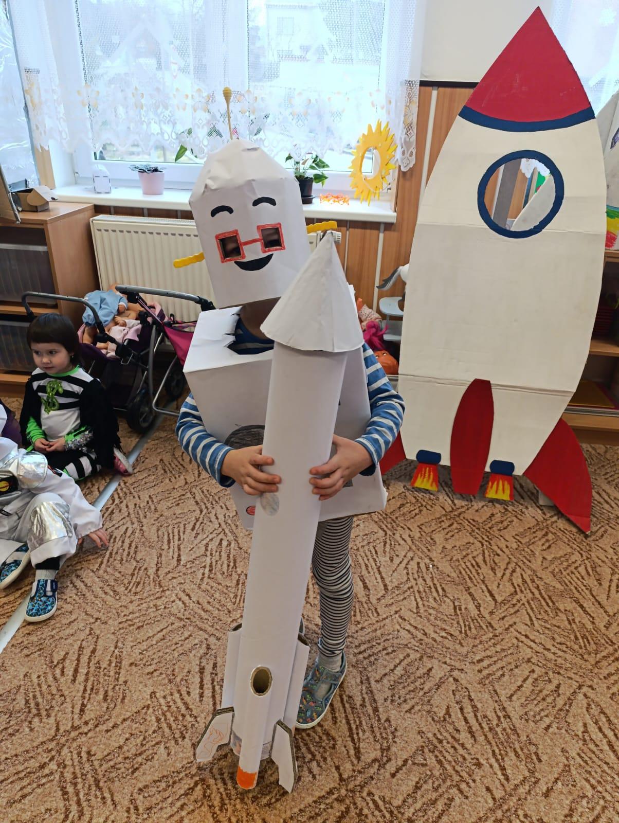 karneval na téma vesmír + přehlídka raket - 60