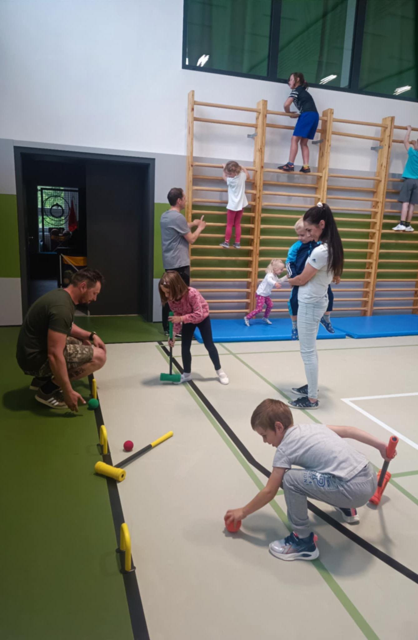 Družinka a děti s rodiči**"sportovní odpoledne" - 74