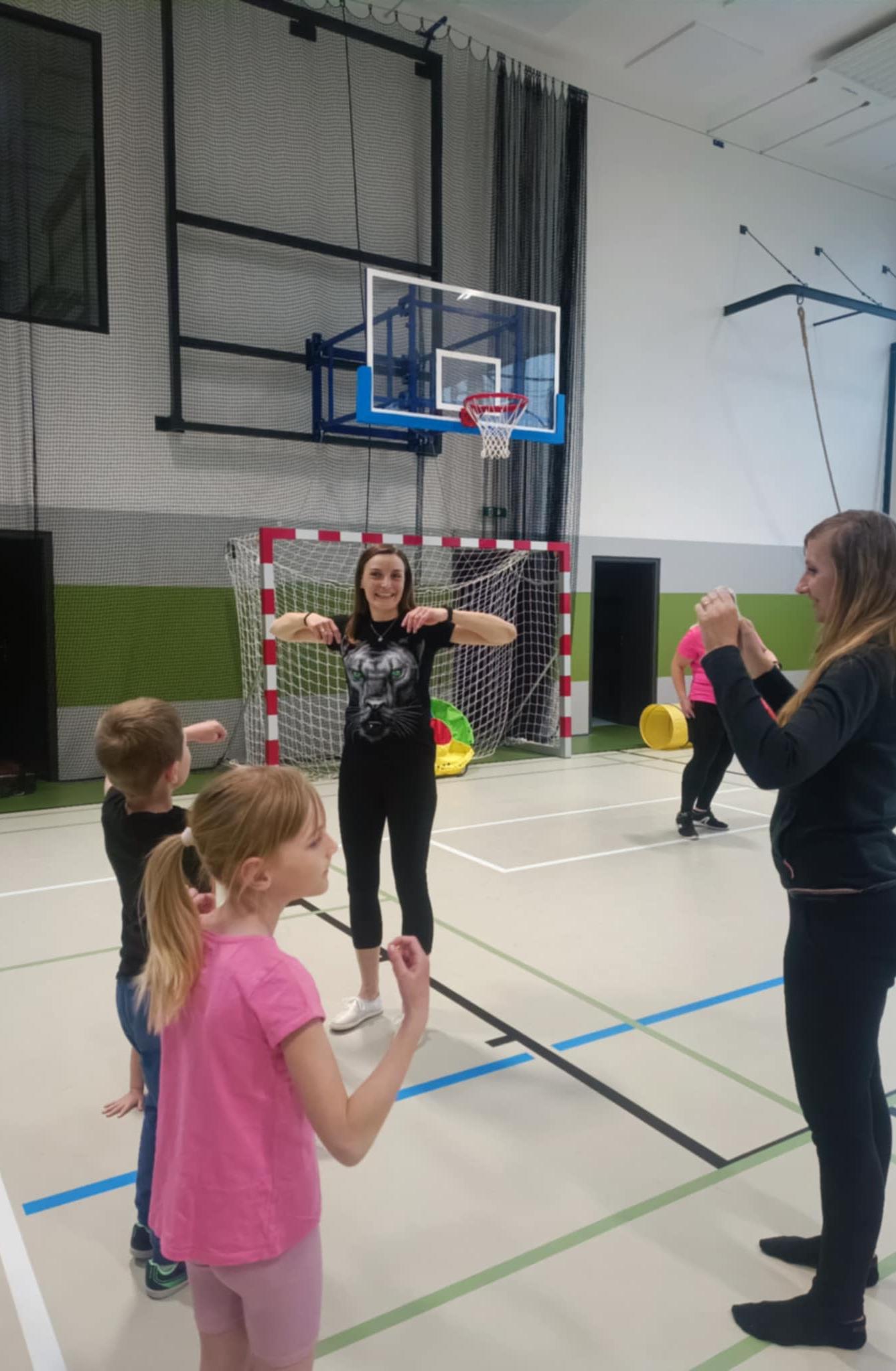 Družinka a děti s rodiči**"sportovní odpoledne" - 75