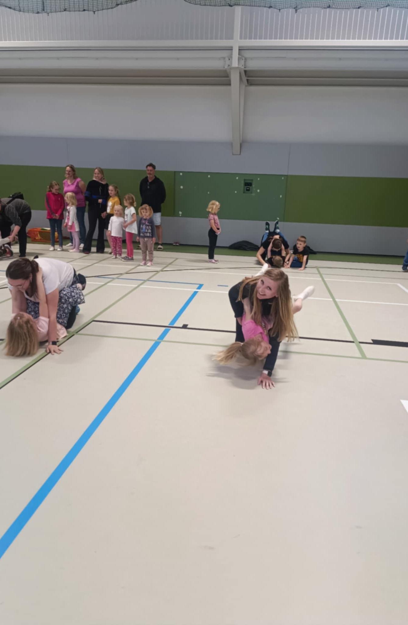 Družinka a děti s rodiči**"sportovní odpoledne" - 76