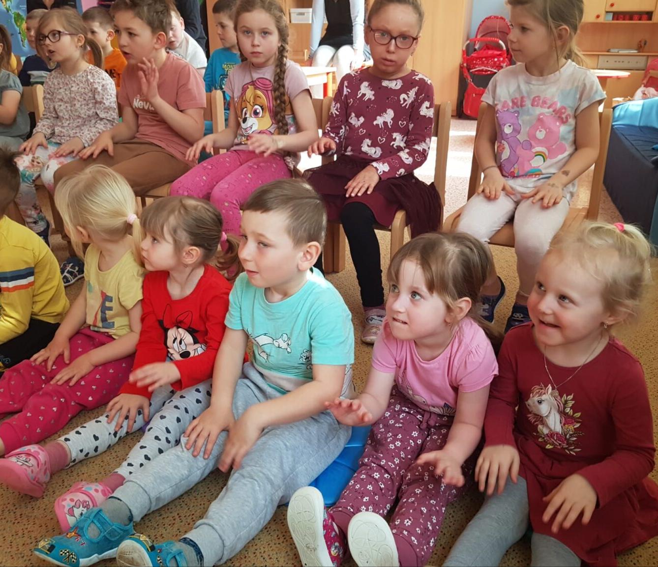 divadlo u dvou sluncí: ,,ESKYMÁCKÁ POHÁDKA" - 14