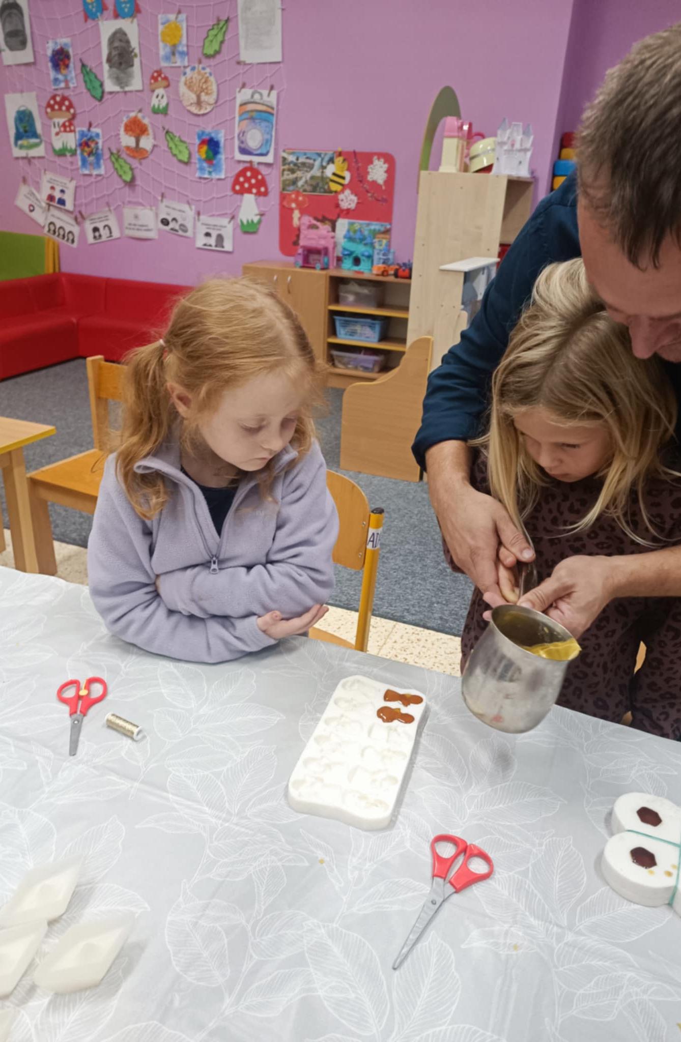 VÝROBA SVÍČEK - DRUŽINKY 1.a 2. oddělení - 45