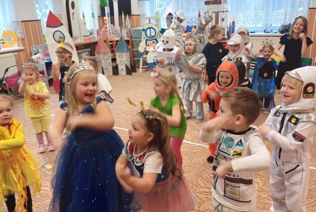 karneval na téma vesmír + přehlídka raket - 65