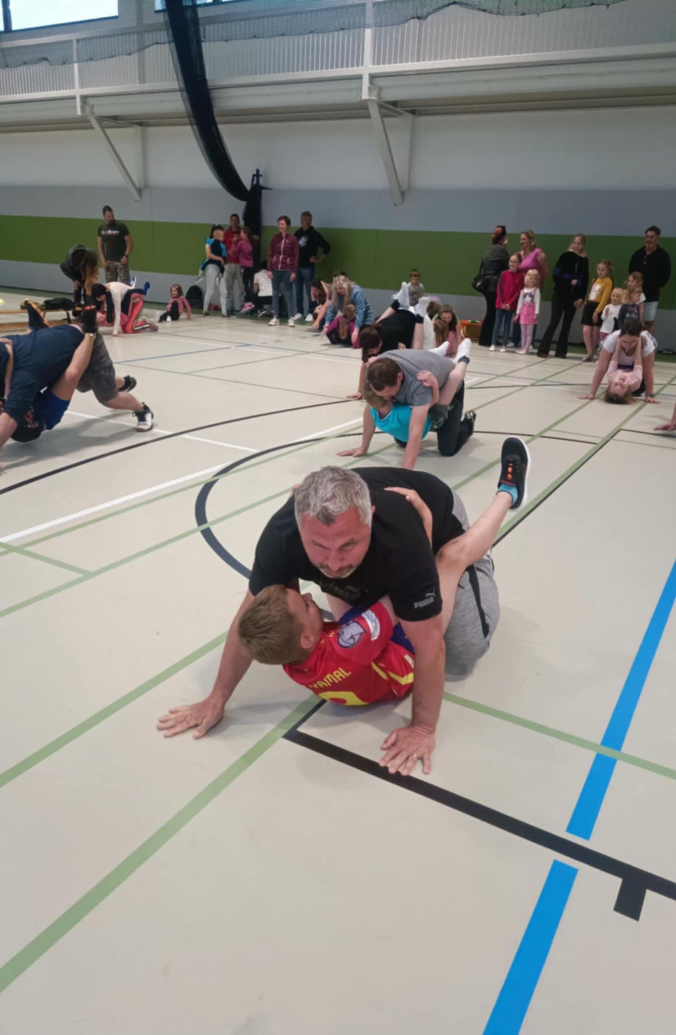 Družinka a děti s rodiči**"sportovní odpoledne" - 78