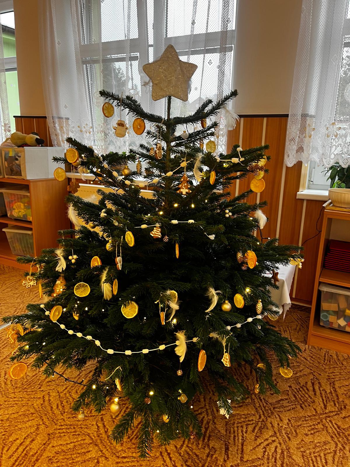 zdobení vánočního stromečku - 15